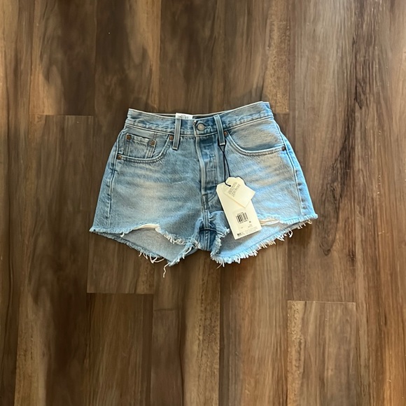 BNWT Levi’s 501 High-Rise Denim Shorts - Picture 3 of 5